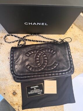 CHANEL Black Quilted Lambskin Flap Bag with Chain Strap CC logo